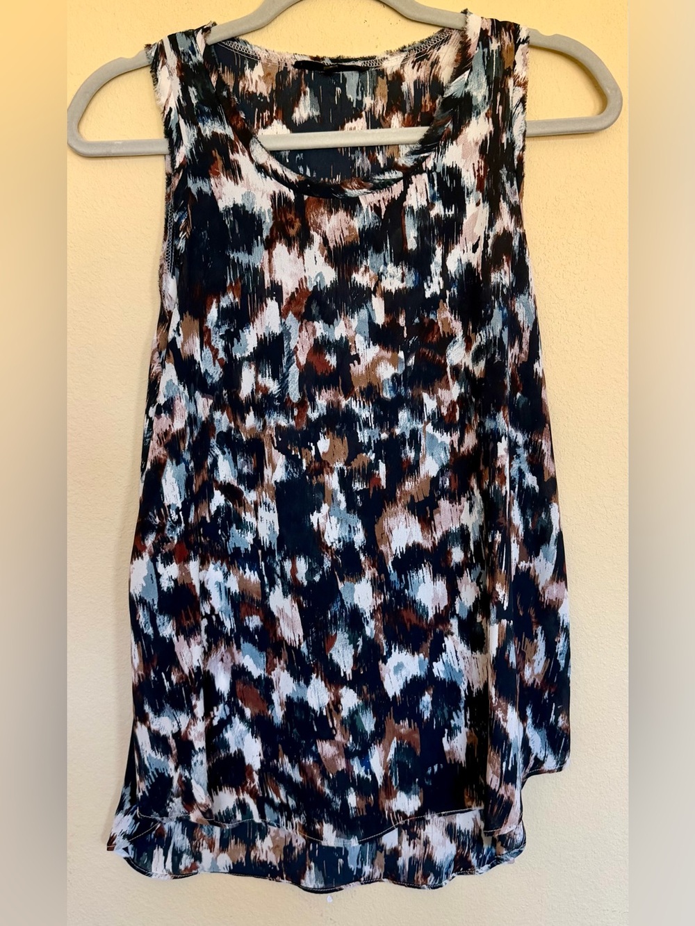 Olivaceous sleeveless tank top with an abstract brushstroke print size small